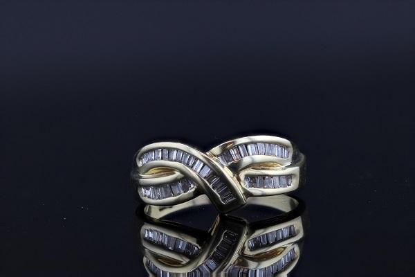 Estate Ring - Estate 10K Yellow Gold .75cttw Overlapping Channel Set Baguette Diamond Ring