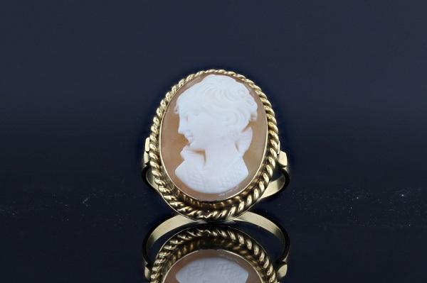 RINGS - Estate 14K Yellow Gold Oval Shell Cameo Ring